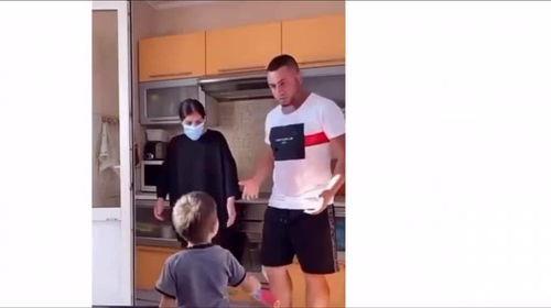 爸爸辅导孩子搞笑视频